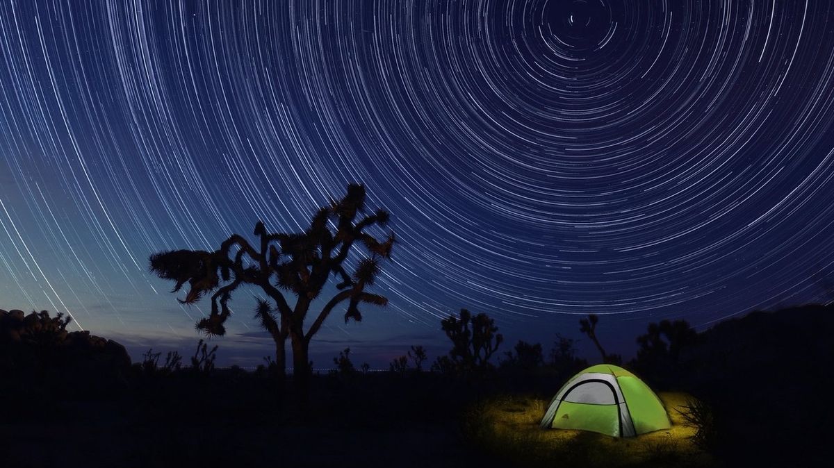 Strop z tisíce hvězd? Kalifornský národní park nabízí stylové přespání